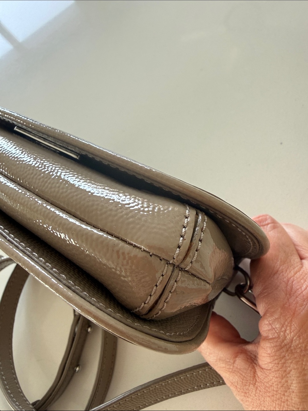 PRISTINE Tory Burch Pebbled patent Taupe Leather - Removable Crossbody Strap - Picture 3 of 12